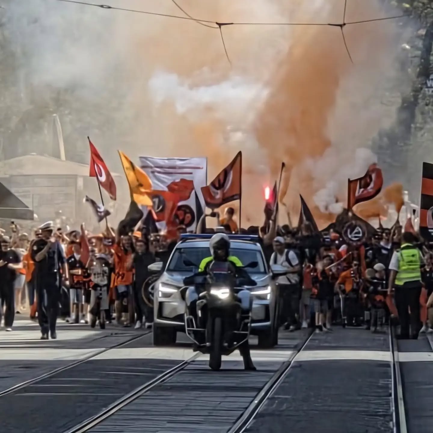 Beide Fanclubs führten den Korso, heute meisterlich an 🔥🥳💪🧡